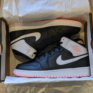 Women's Jordan 1 mids "Artic Pink"